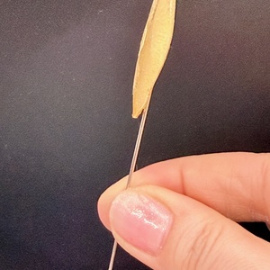 Broșă Handmade cu Petală de Trandafir galben � Floare Naturală în Rășină - bijuterii - broșe - Artynos.ro