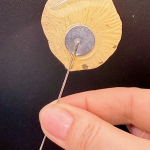 Broșă Handmade cu Petală de Trandafir galben � Floare Naturală în Rășină - bijuterii - broșe - Artynos.ro