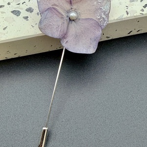 Broșă Unică cu Hortensie Naturală mov în Rășină � Bijuterie Florală Artizanală - Artynos.ro