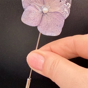 Broșă Unică cu Hortensie Naturală mov în Rășină � Bijuterie Florală Artizanală - bijuterii - broșe - Artynos.ro