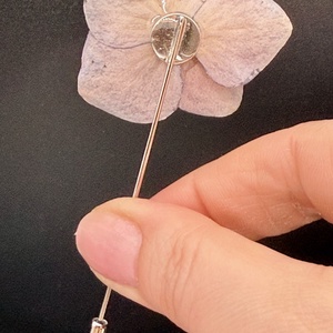 Broșă Unică cu Hortensie Naturală mov în Rășină � Bijuterie Florală Artizanală - bijuterii - broșe - Artynos.ro