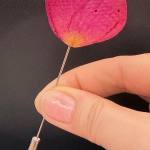 Broșă Elegantă cu Petală de Trandafir Naturală Roz - bijuterii - broșe - Artynos.ro