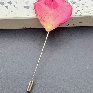 Brosa Florala cu Petala Naturala de Trandafir roz in Rasina - Artynos.ro