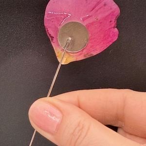 Broșă Florală cu Petală Naturala de Trandafir roz în Rășină - bijuterii - broșe - Artynos.ro