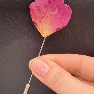 Broșă Florală cu Petală Naturala de Trandafir roz în Rășină - bijuterii - broșe - Artynos.ro