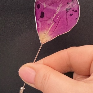 Broșă Unică cu Petală Naturală de Trandafir Roz � Accesoriu din Rășină - bijuterii - broșe - Artynos.ro