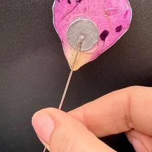 Broșă Unică cu Petală Naturală de Trandafir Roz � Accesoriu din Rășină - bijuterii - broșe - Artynos.ro