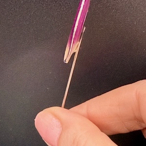 Broșă Unică cu Petală Naturală de Trandafir Roz � Accesoriu din Rășină - bijuterii - broșe - Artynos.ro