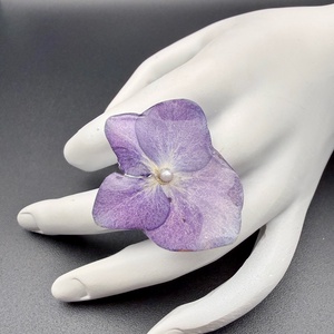 Inel cu hortensie naturala mov in rasina � bijuterie delicata handmade, Bijuterii, Inele, Inele statement, Confectionarea bijuteriilor, ARTYNOS