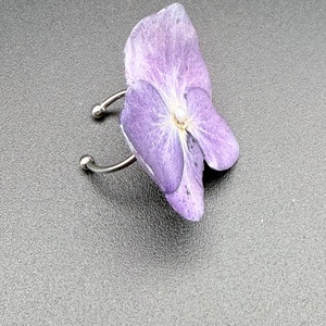 Inel cu hortensie naturală mov în rășină � bijuterie delicată handmade - bijuterii - inele - inele statement - Artynos.ro