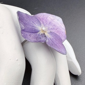 Inel cu hortensie naturală mov în rășină � bijuterie delicată handmade - bijuterii - inele - inele statement - Artynos.ro