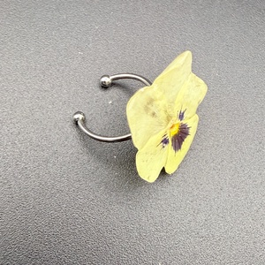 Inel cu panseluță galbenă naturală � bijuterie florală handmade - bijuterii - inele - inele statement - Artynos.ro