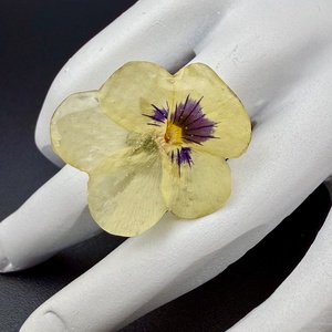 Inel cu panseluță galbenă naturală � bijuterie florală handmade - bijuterii - inele - inele statement - Artynos.ro