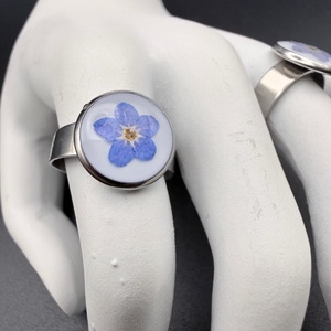 Inel cu floare de nu-mă-uita naturală � bijuterie delicată în rășină - bijuterii - inele - inele statement - Artynos.ro