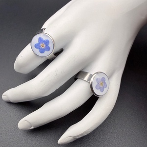 Inel cu floare de nu-mă-uita naturală � bijuterie delicată în rășină - bijuterii - inele - inele statement - Artynos.ro