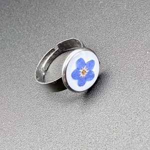 Inel cu floare de nu-mă-uita naturală � bijuterie delicată în rășină - bijuterii - inele - inele statement - Artynos.ro