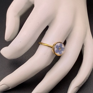 Inel cu nu-mă-uita albastra naturală în rășină � bijuterie florală delicată - bijuterii - inele - inele statement - Artynos.ro