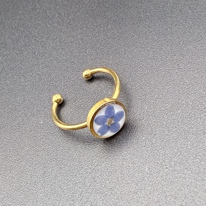 Inel cu nu-mă-uita albastra naturală în rășină � bijuterie florală delicată - bijuterii - inele - inele statement - Artynos.ro