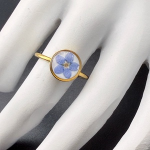 Inel cu nu-mă-uita albastra naturală în rășină � bijuterie florală delicată - bijuterii - inele - inele statement - Artynos.ro