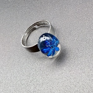 Inel cu floare albastră naturală în rășină � bijuterie handmade unică - bijuterii - inele - inele statement - Artynos.ro