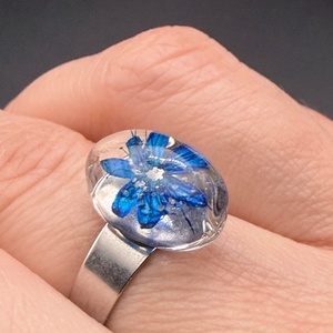 Inel cu floare albastra naturala in rasina � bijuterie handmade unica, Bijuterii, Inele, Inele statement, Confectionarea bijuteriilor, ARTYNOS