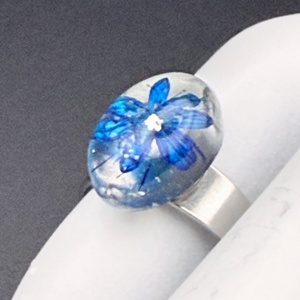 Inel cu floare albastră naturală în rășină � bijuterie handmade unică - bijuterii - inele - inele statement - Artynos.ro