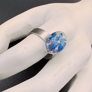 Inel cu floare albastră naturală în rășină � bijuterie handmade unică - bijuterii - inele - inele statement - Artynos.ro