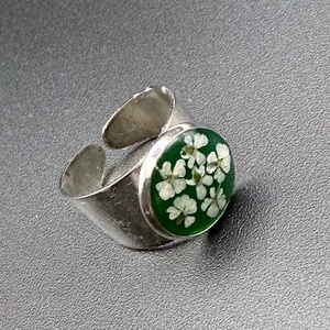 Inel handmade cu flori albe naturale � bijuterie florală delicată - bijuterii - inele - inele statement - Artynos.ro