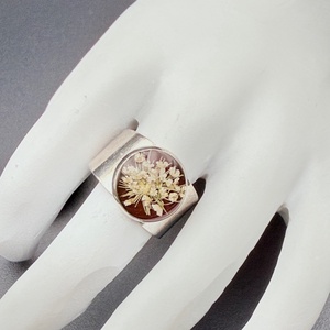 Inel handmade cu flori albe naturale � bijuterie florală delicată - bijuterii - inele - inele statement - Artynos.ro