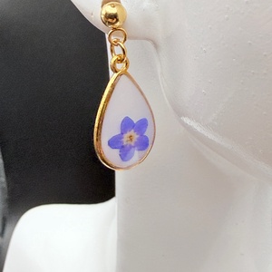 Cercei cu floare de nu-mă-uita naturală în rășină � cercei handmade delicati - bijuterii - cercei - cercei din rășină - Artynos.ro