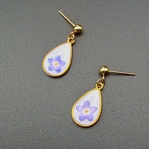 Cercei cu floare de nu-mă-uita naturală în rășină � cercei handmade delicati - bijuterii - cercei - cercei din rășină - Artynos.ro