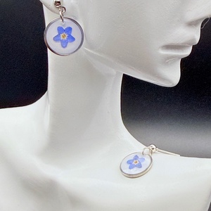 Cercei handmade cu flori de nu-mă-uita � bijuterii florale naturale - bijuterii - cercei - cercei din rășină - Artynos.ro