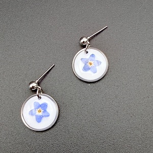 Cercei handmade cu flori de nu-mă-uita � bijuterii florale naturale - bijuterii - cercei - cercei din rășină - Artynos.ro