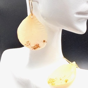 Cercei cu petale de trandafir ivoire naturale in rasina � bijuterii romantice handmade, Bijuterii, Cercei, Cercei lungi, Confectionarea bijuteriilor, ARTYNOS