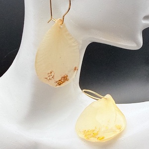 Cercei cu petale de trandafir ivoire naturale în rășină � bijuterii romantice handmade - bijuterii - cercei - cercei lungi - Artynos.ro