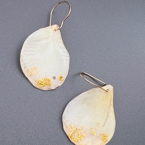 Cercei cu petale de trandafir ivoire naturale în rășină � bijuterii romantice handmade - bijuterii - cercei - cercei lungi - Artynos.ro