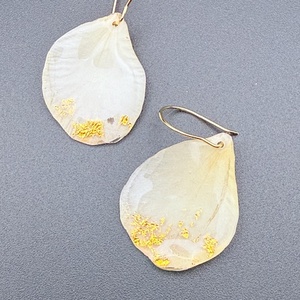 Cercei cu petale de trandafir ivoire naturale în rășină � bijuterii romantice handmade - bijuterii - cercei - cercei lungi - Artynos.ro