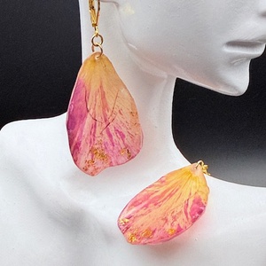 Cercei handmade cu petale de trandafir roz-galben  � bijuterii florale unice, Bijuterii, Cercei, Cercei lungi, Confectionarea bijuteriilor, ARTYNOS