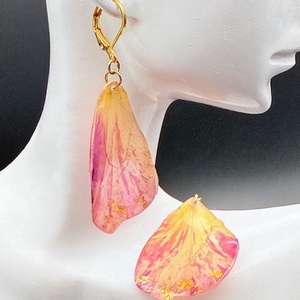 Cercei handmade cu petale de trandafir roz-galben  � bijuterii florale unice - bijuterii - cercei - cercei lungi - Artynos.ro