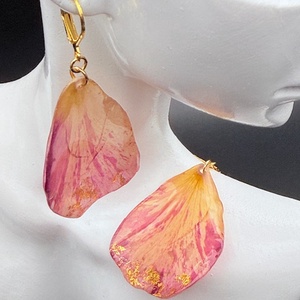 Cercei handmade cu petale de trandafir roz-galben  � bijuterii florale unice - bijuterii - cercei - cercei lungi - Artynos.ro