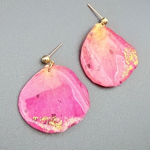 Cercei cu petale naturale de trandafir roz si foita de aur � bijuterii din flori presate - bijuterii - cercei - cercei din rășină - Artynos.ro