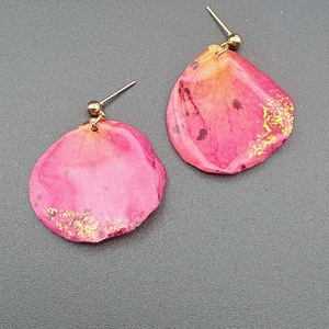 Cercei cu petale naturale de trandafir roz si foita de aur � bijuterii din flori presate - bijuterii - cercei - cercei din rășină - Artynos.ro