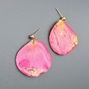 Cercei cu petale naturale de trandafir roz si foita de aur � bijuterii din flori presate - bijuterii - cercei - cercei din rășină - Artynos.ro