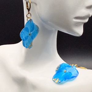 Cercei cu hortensie albastra naturala in rasina � bijuterii handmade delicate, Bijuterii, Cercei, Cercei Hoops, Confectionarea bijuteriilor, ARTYNOS