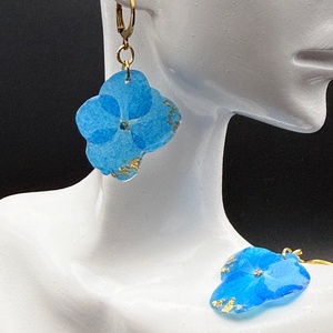Cercei cu hortensie albastra naturală în rășină � bijuterii handmade delicate - bijuterii - cercei - cercei hoops - Artynos.ro