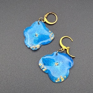 Cercei cu hortensie albastra naturală în rășină � bijuterii handmade delicate - bijuterii - cercei - cercei hoops - Artynos.ro