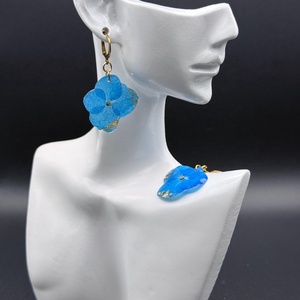 Cercei cu hortensie albastra naturală în rășină � bijuterii handmade delicate - bijuterii - cercei - cercei hoops - Artynos.ro