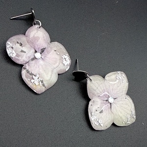 Cercei handmade cu flori de hortensie lila � bijuterii florale naturale - bijuterii - cercei - cercei din rășină - Artynos.ro