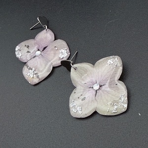 Cercei handmade cu flori de hortensie lila � bijuterii florale naturale - bijuterii - cercei - cercei din rășină - Artynos.ro