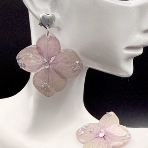 Cercei handmade cu flori de hortensie lila � bijuterii florale naturale - bijuterii - cercei - cercei din rășină - Artynos.ro